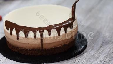 三层巧克力慕斯蛋糕用融化的巧克力装饰。
